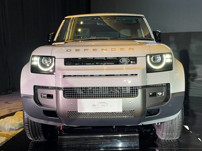 2026/02/Land-Rover-Defender-P400-MY26-10.jpg