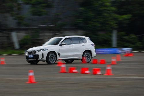 BMW Bagikan Tips Aman Berkendara, Pahami Pengereman dan Selalu Jaga Jarak