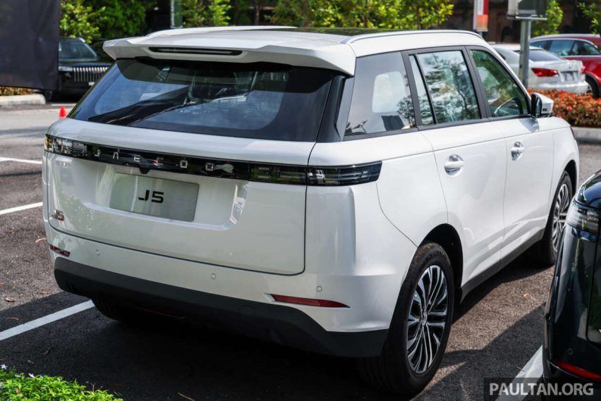 Eksterior belakang Jaecoo J5 bensin turbo. 