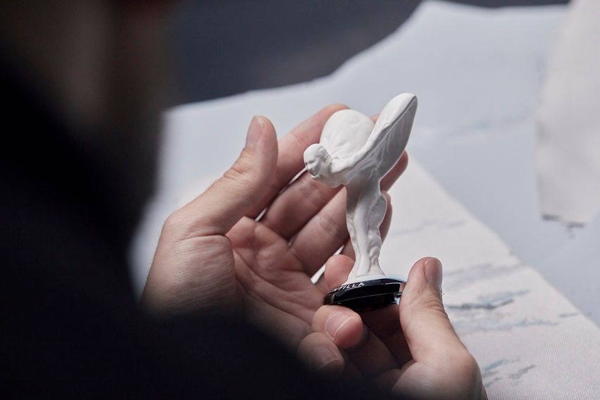 Pemasangan logo Spirit of Ecstasy Rolls-Royce. 