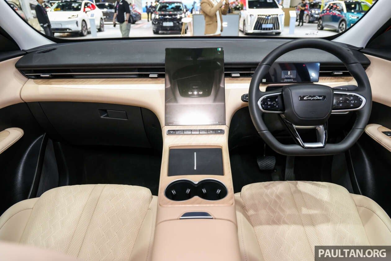 Konsol tengah Lepas L6 EV. 