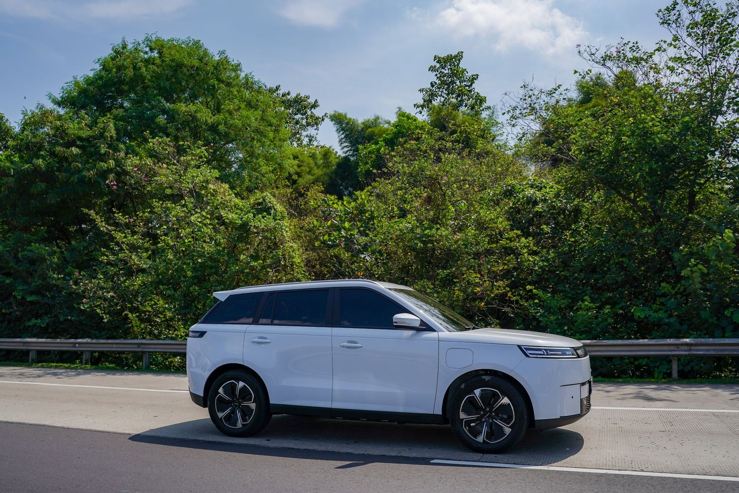 Eksterior samping Jaecoo J5 EV. 