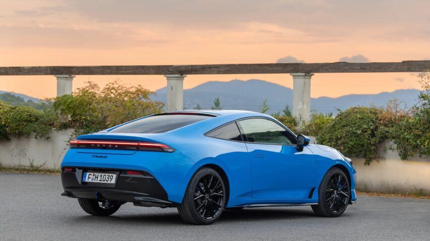 Eksterior belakang Honda Prelude. 