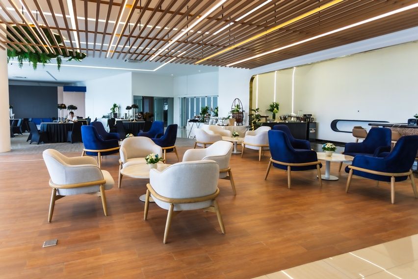 Ruang tunggu di Ford Experience Center Sunter. 