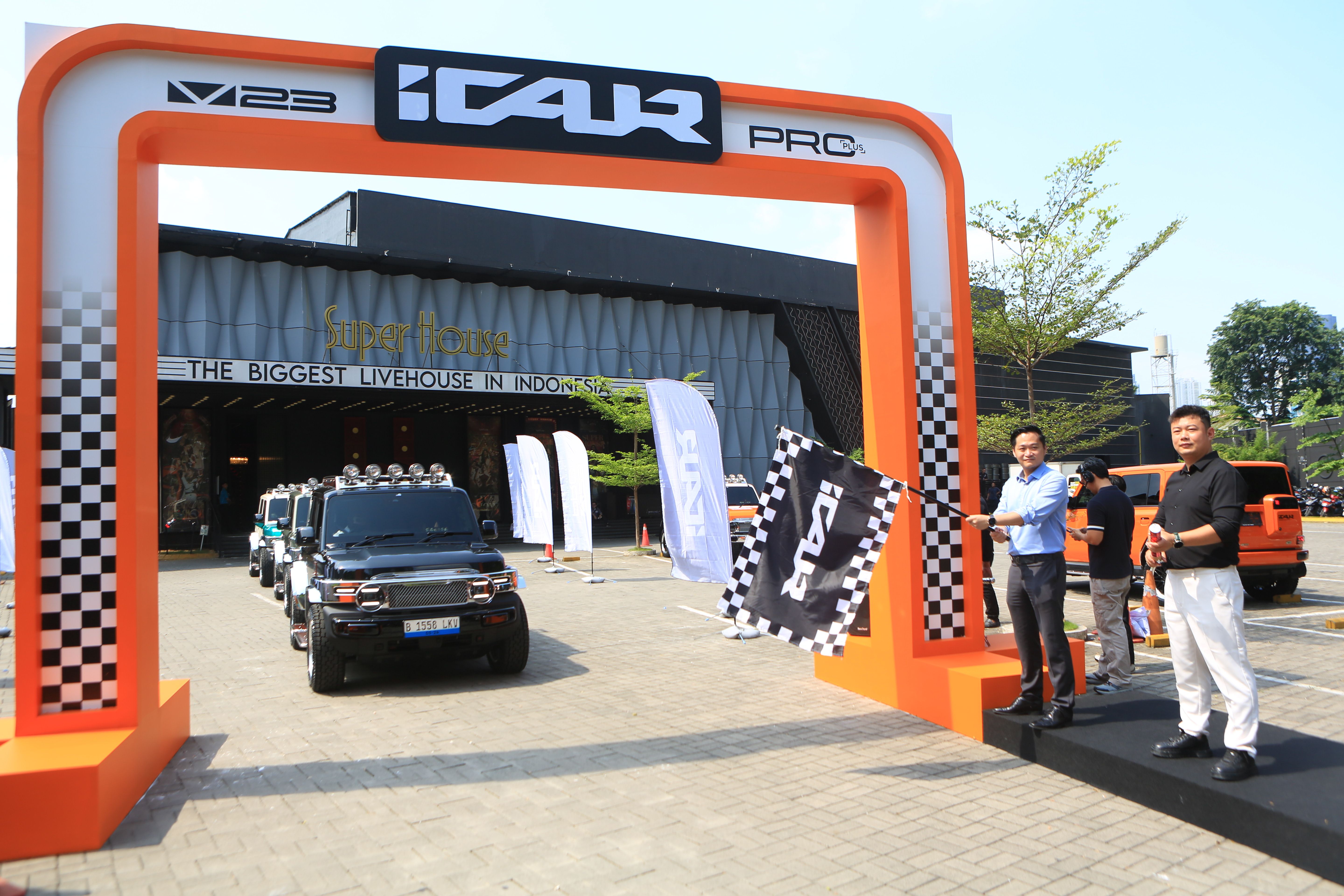 Penyerahan unit iCAR V23 Pro Plus Collector Series kepada konsumen pertama Indonesia.