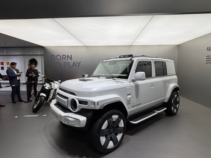 iCAR V23 White Glintz. 