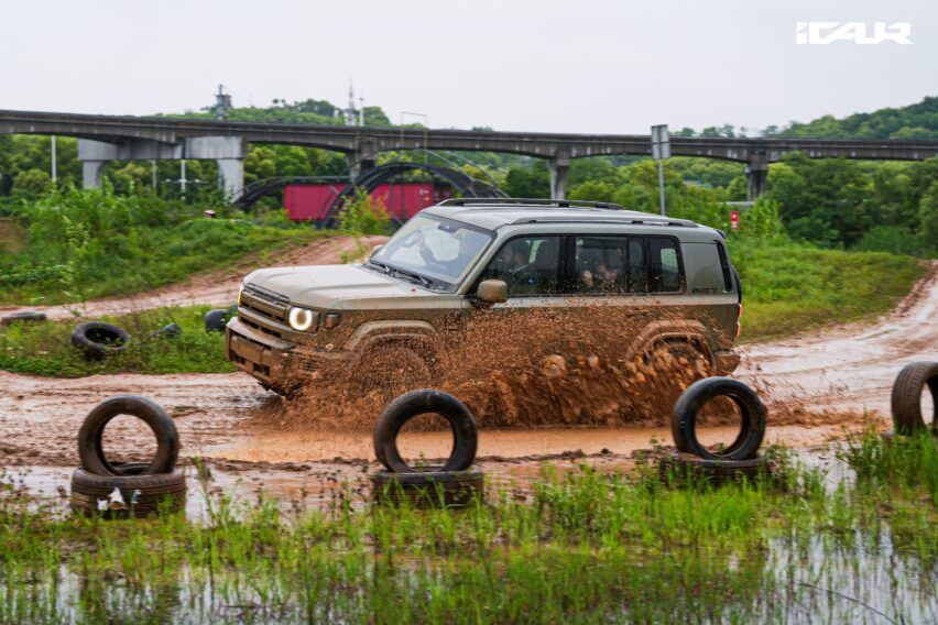 Test drive iCAR V27 di trek off-road di Wuhu, Cina. 