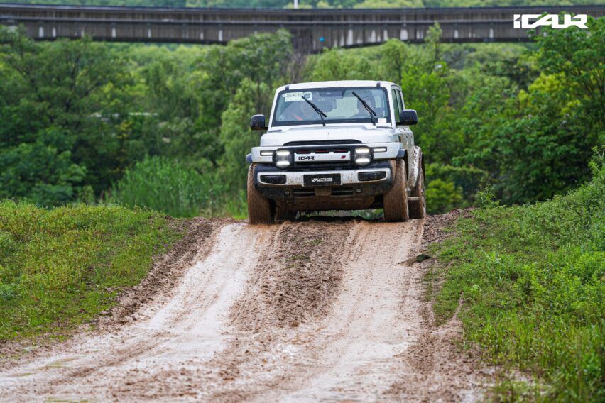 Test drive iCAR V23 S di trek off-road di Wuhu, Cina. 