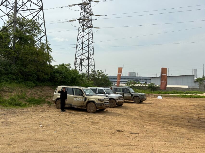 Test drive iCAR V23 S dan V27 di trek off-road di Wuhu, Cina. 