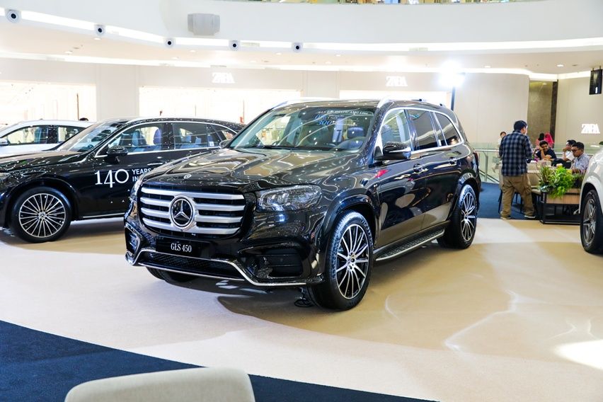 Eksterior depan Mercedes-Benz GLS di Star Drive 2026. 