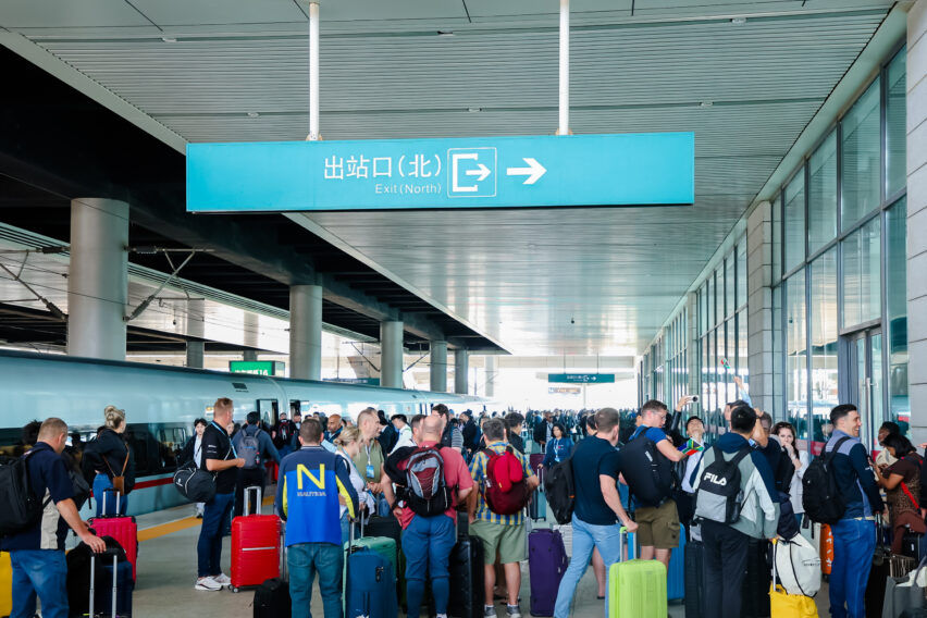 Suasana antrian undangan Chery Group untuk naik kereta api cepat  dari Beijing menuju Wuhu. 