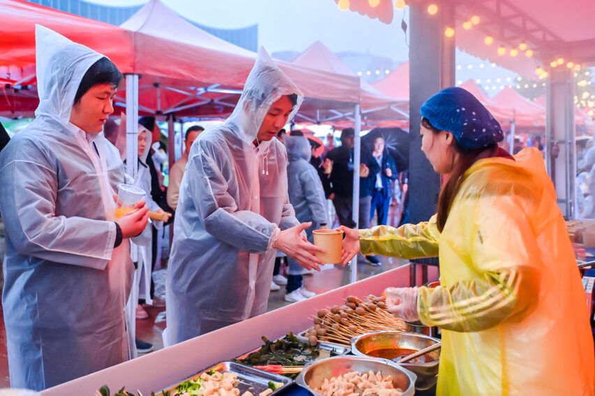 Stall makanan di pesta musik di kantor pusat Chery Group di Wuhu, Cina. 