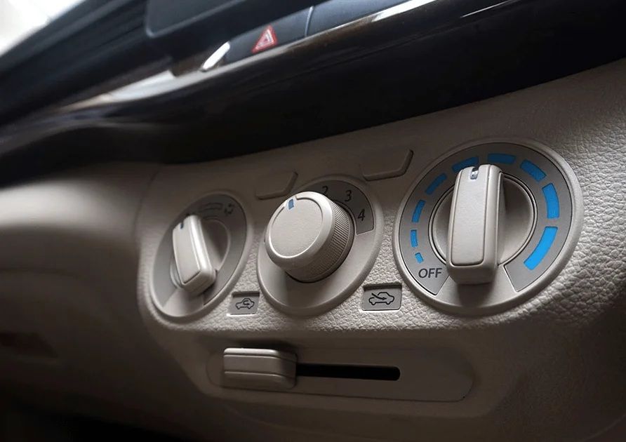 Tombol pengaturan AC pada Suzuki Ertiga