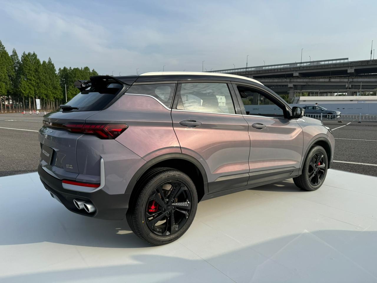 Eksterior belakang Geely Coolray. 