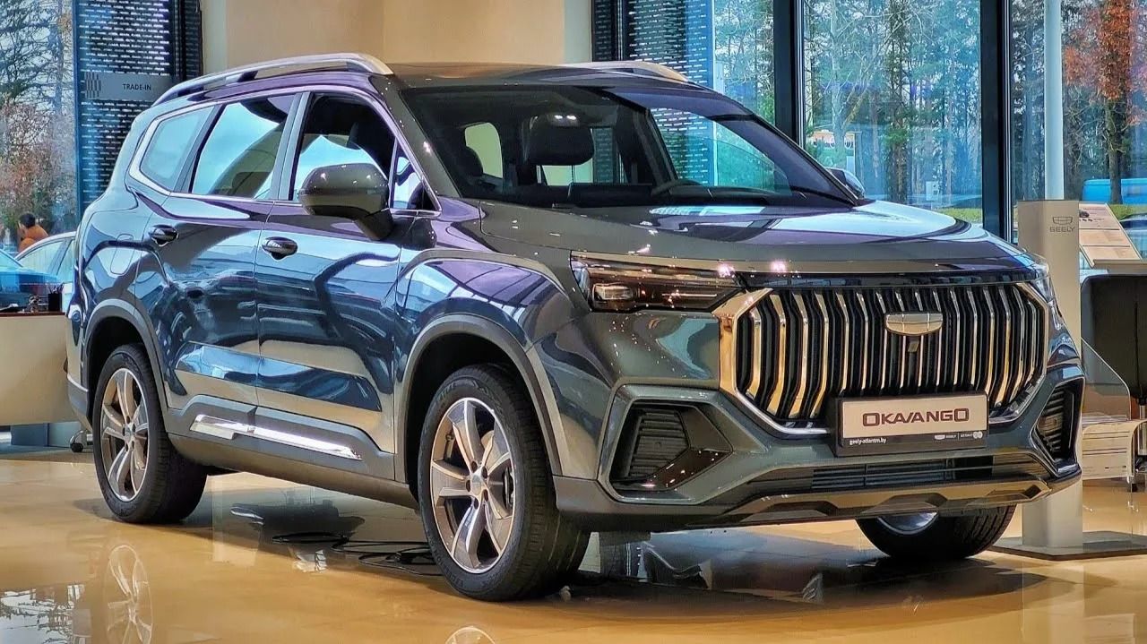 Eksterior depan Geely Okavango.  
