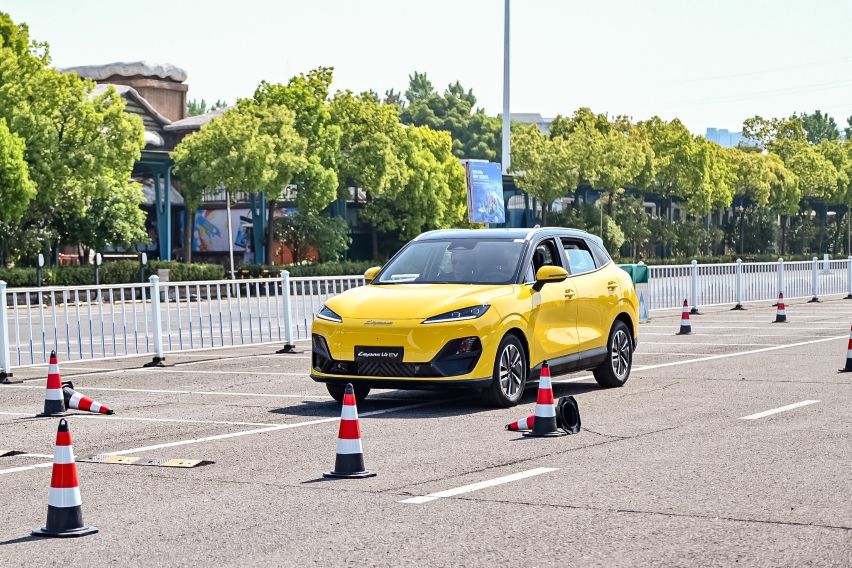 Eksterior depan Lepas E4 EV .
