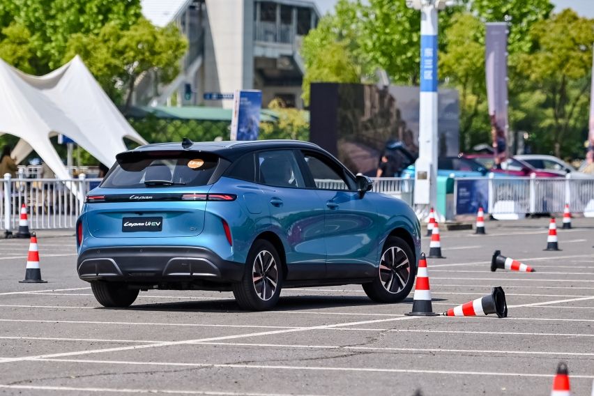 Ekskterior  Belakang Lepas E4 EV. 