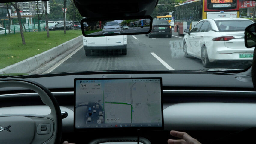 Mencoba teknologi VLA 2.0 Xpeng di Guangzhou, Cina. 