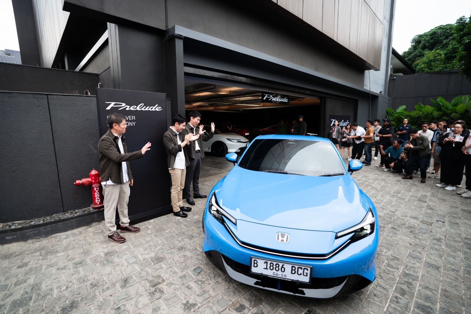 Penyerahan Honda Prelude kepada konsumen. 