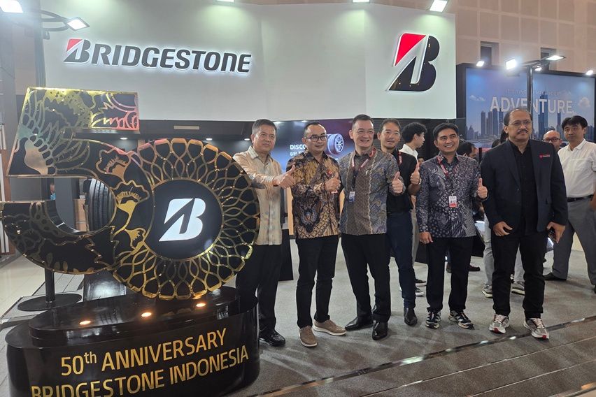 Jajaran Direksi Bridgestone Indonesia bersama dengan Kadis Perindag Provinsi Jatim, Iwan