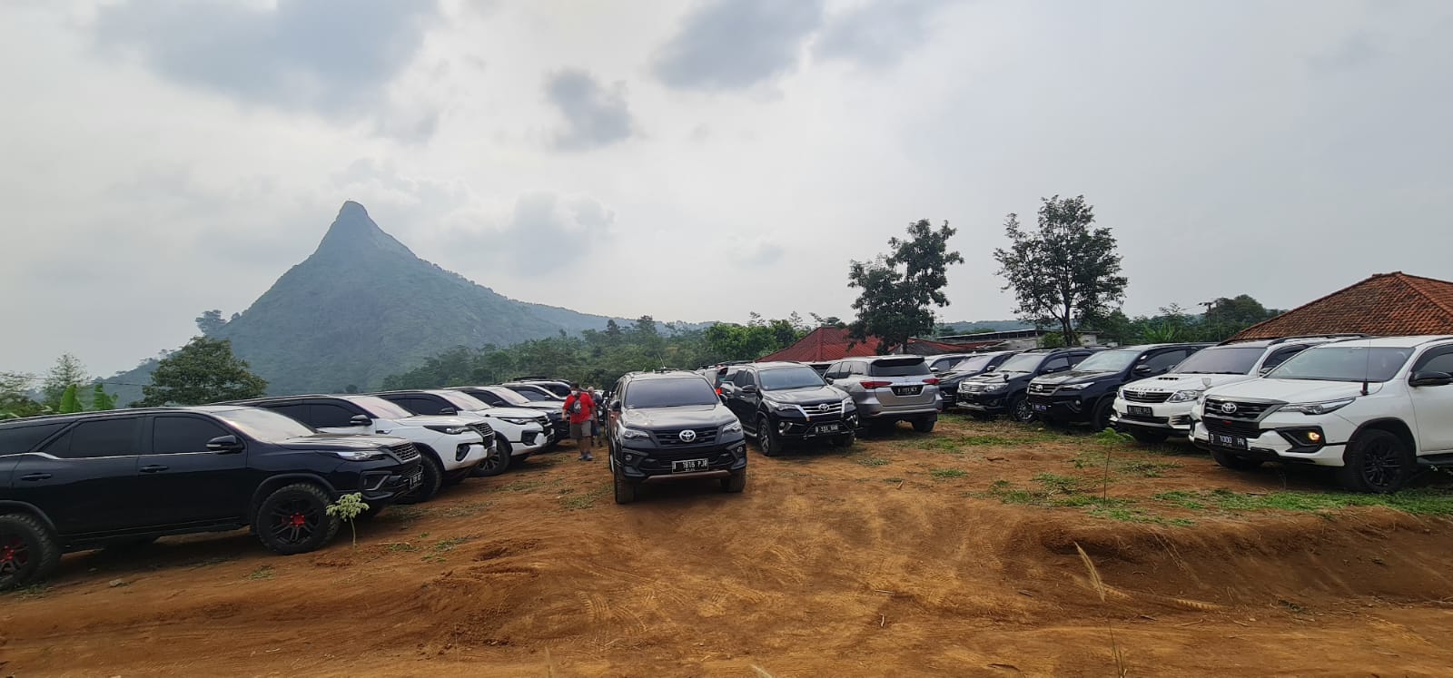 Komunitas mobil Fortuner ID42NER. 