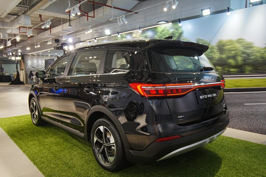 Eksterior belakang BYD M6 DM-i. 