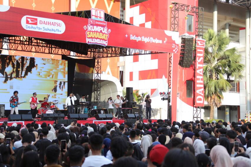 Penampilan D'Masiv di Daihatsu Kumpul Sahabat Palembang 2025. 