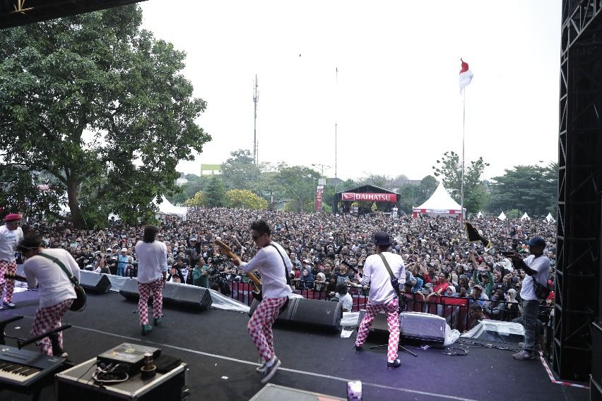 Tipe-X manggung di DKS Depok