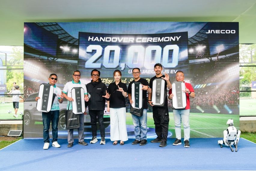 Prosesi handover unit J5 EV kepada konsumen