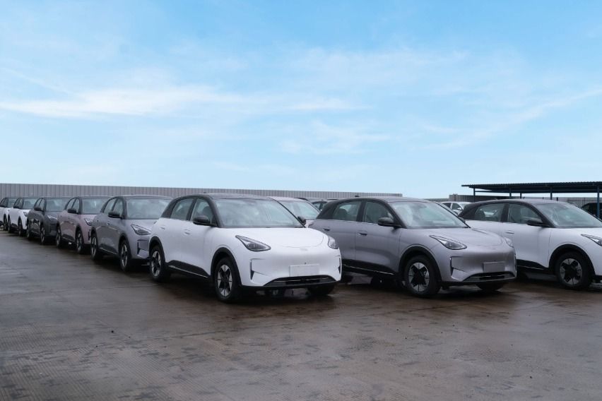 Produksi Geely EX2. 