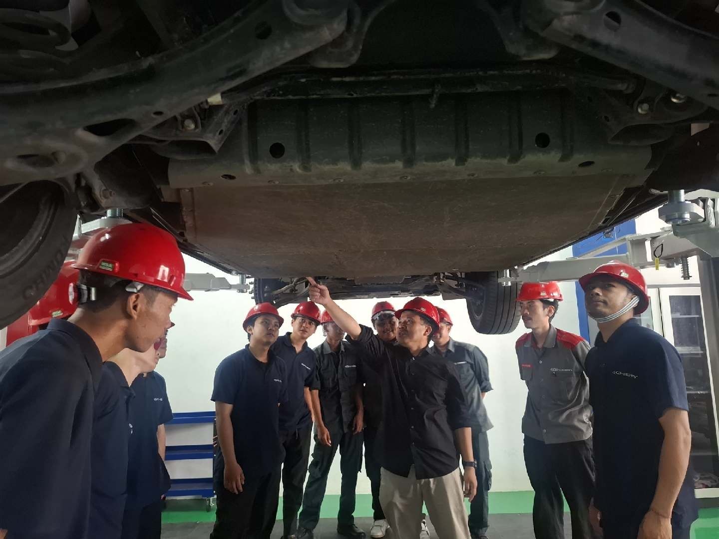 Tim Chery Indonesia melakukan pemeriksaan mobil