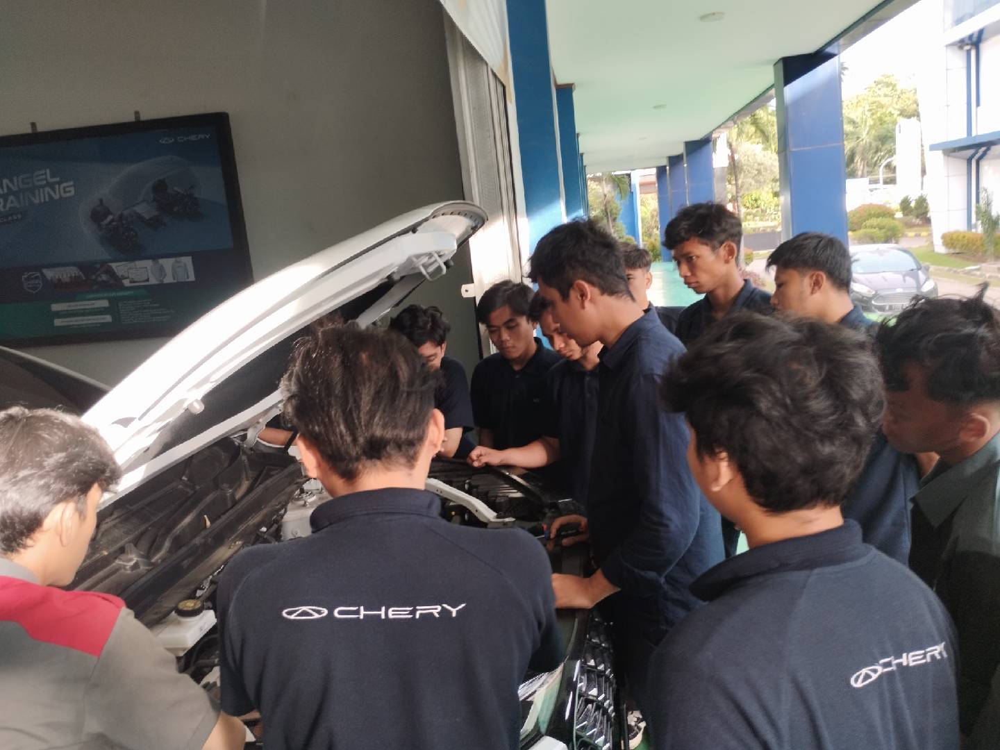 Tim  Chery Indonesia melakukan pemeriksaan secara menyeluruh. 