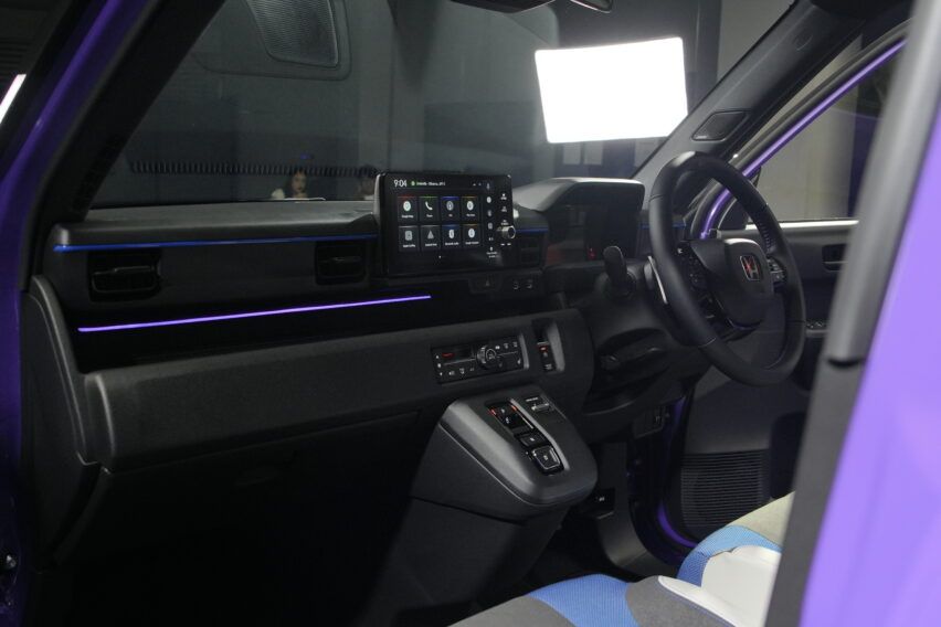 Interior depan Honda Super-ONE. 