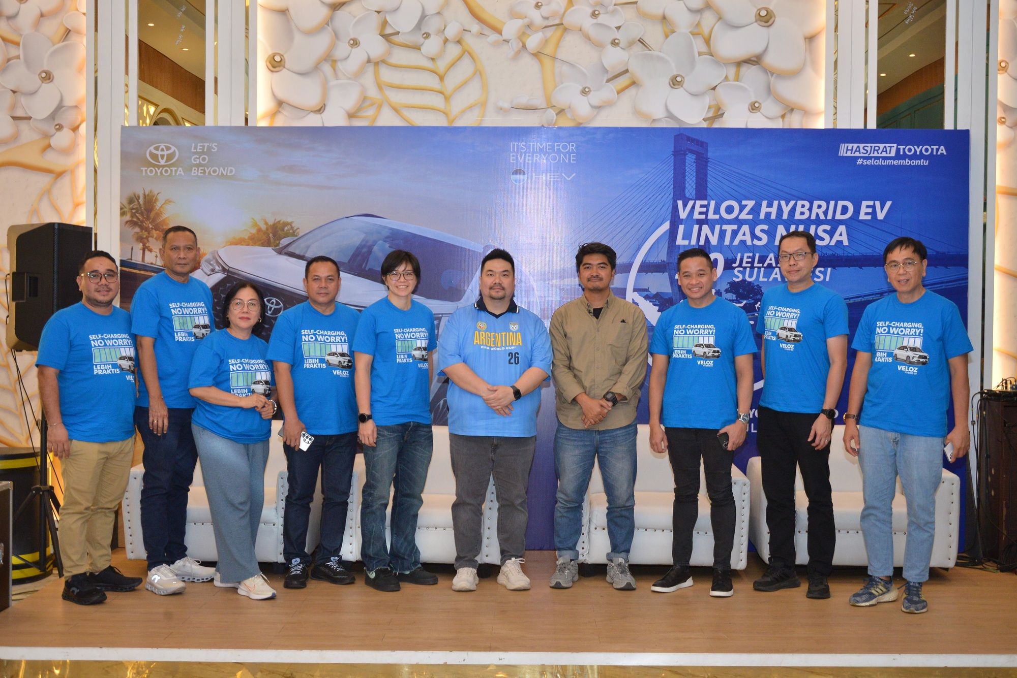 Jajaran manajemen PT TAM pada saat pelepasan Veloz Hybrid EV Lintas Nusa 2. 