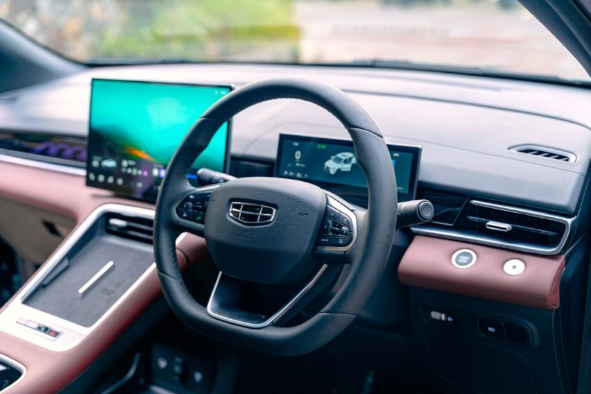 Interior depan Geely Coolray. 