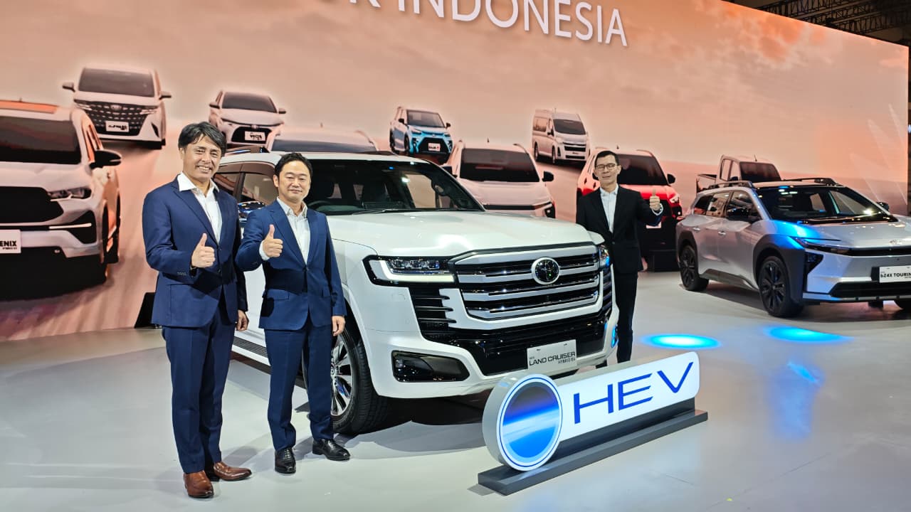 Peluncuran New Land Cruiser 300 Hybrid EV. 