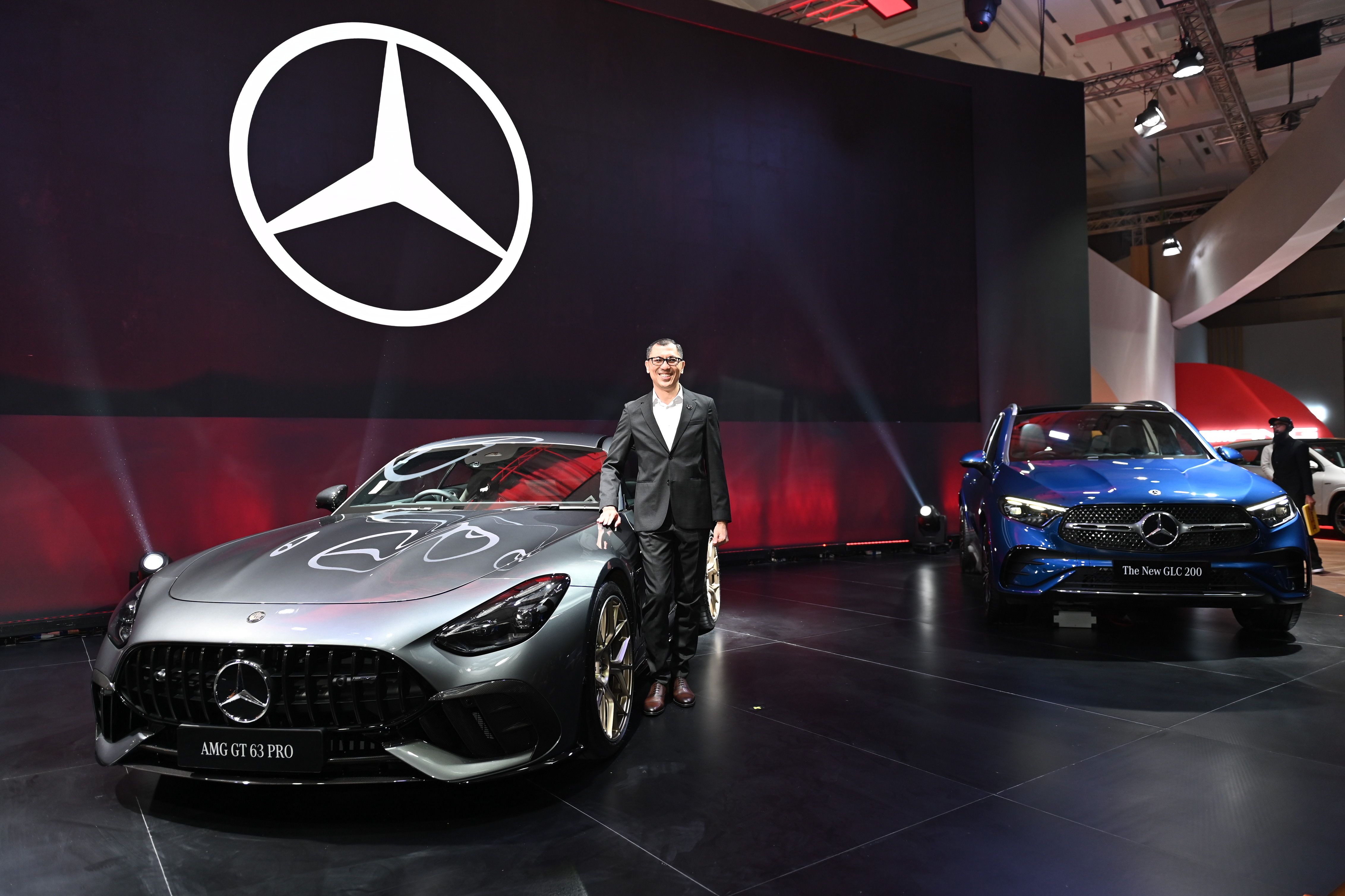 Donald Rachmat, CEO, Mercedes-Benz Indonesia bersama The all-new Mercedes-AMG GT 63 PRO dan The new GLC 200 di GIIAS 2026.