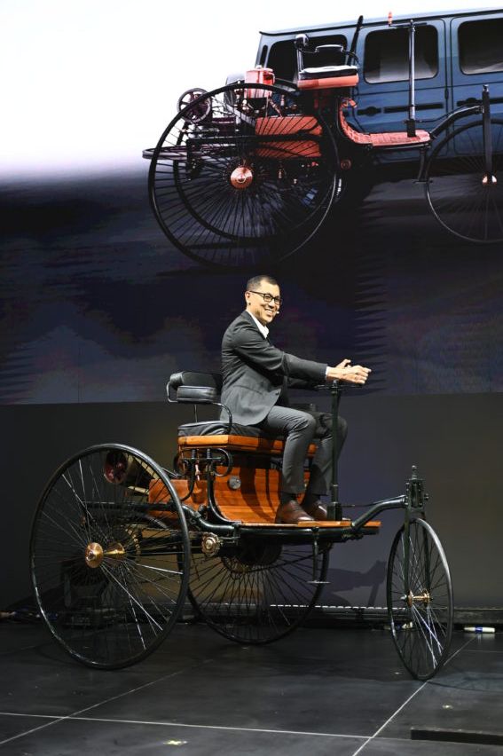 Donald Rachmat, CEO, Mercedes-Benz Indonesia Mengendarai Benz Patent-Motorwagen (2)