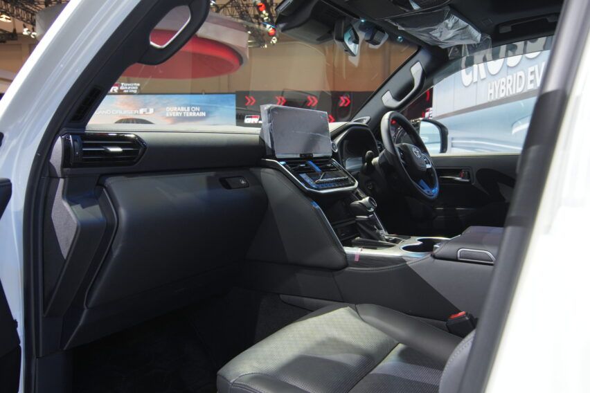 Interior Land Cruiser 300 HEV 2026. 