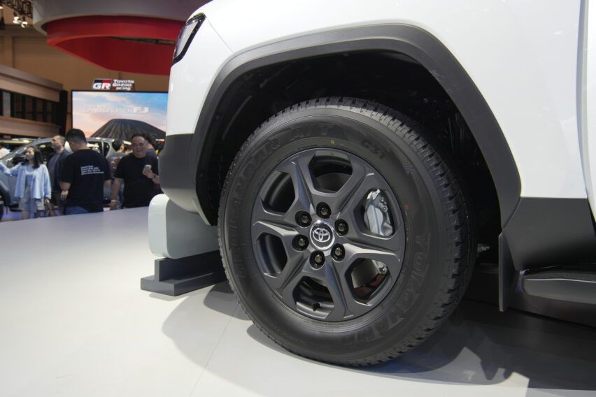 Velg dan ban Land Cruiser 300 HEV. 
