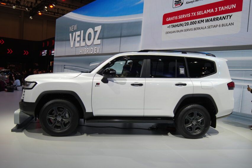 Eksterior samping Land Cruiser 300 HEV. 