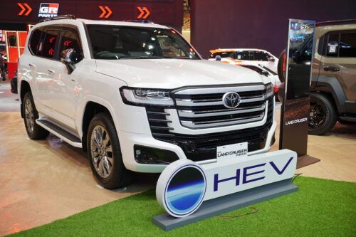 Persamaan dan Perbedaan Land Cruiser 300 HEV Tipe VX-R Dengan GR Sport