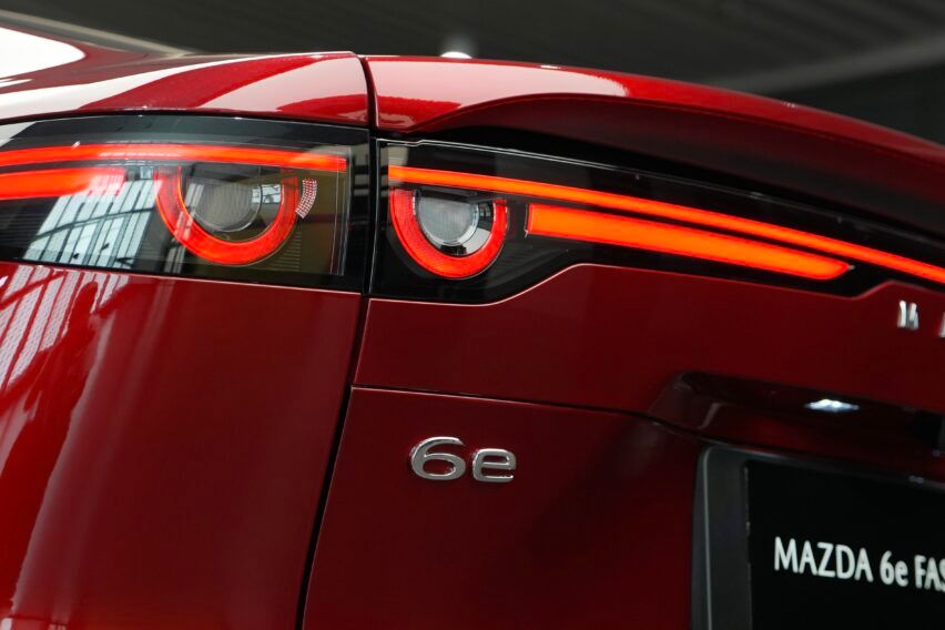 Eksterior belakang Mazda 6e Fastback. 