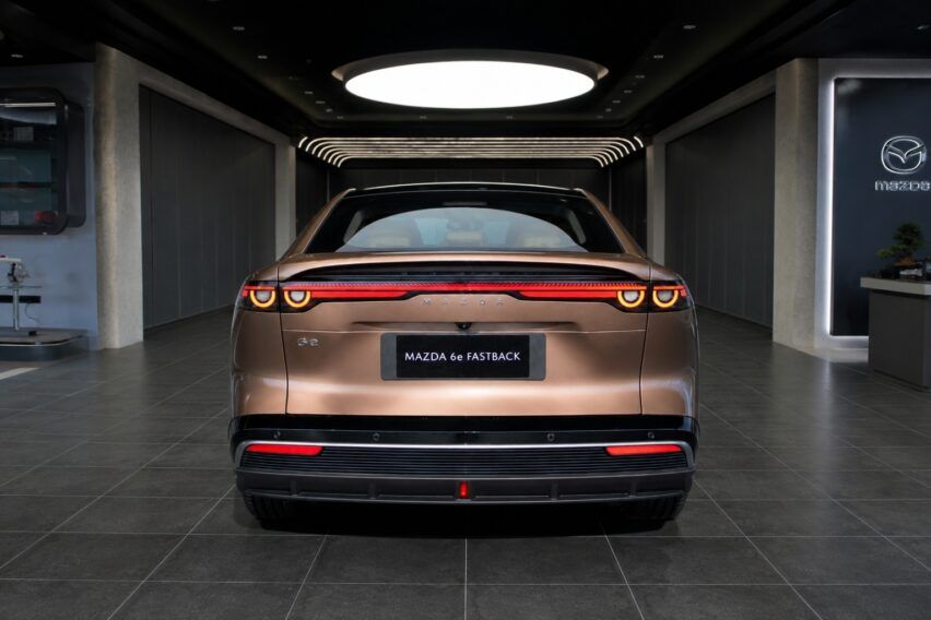 Eksterior belakang Mazda 6e Fastback.