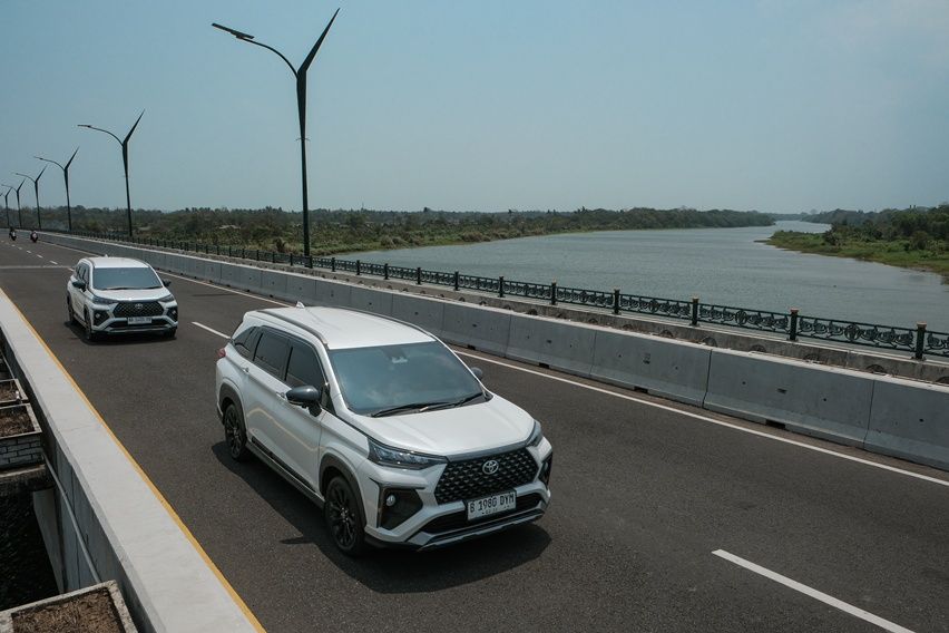 Toyota Veloz Hybrid EV. 