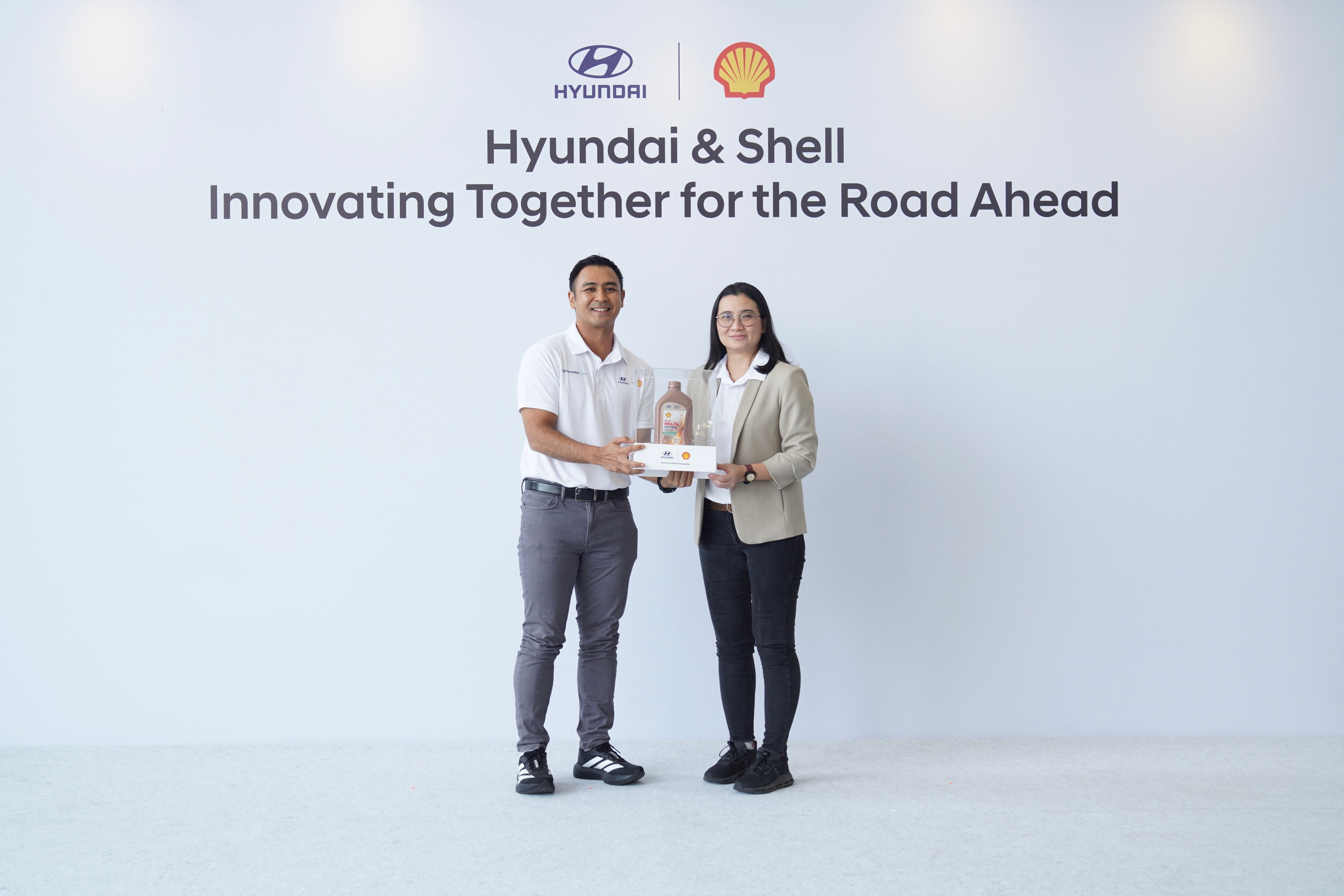 Penyerahan Simbolis PT Hyundai Motors Indonesia dan Shell Indonesia.