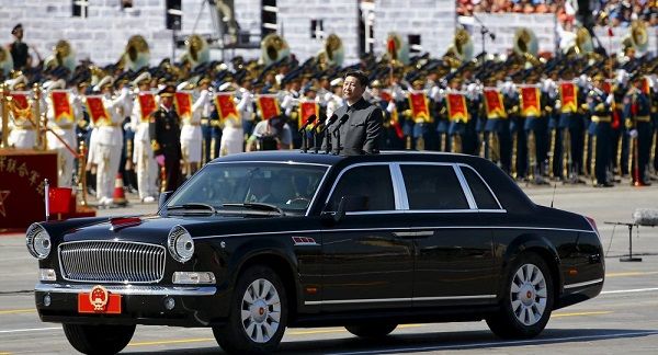 Presiden Xi Jinping di dalam Mobil LimousineKepresidenan Hongqi L5. 