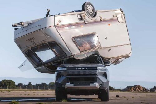 Rekreasi Uji Ekstrem Top Gear: Toyota Hilux BEV Tetap Bisa Jalan Meski Dijatuhi Karavan 760 Kg