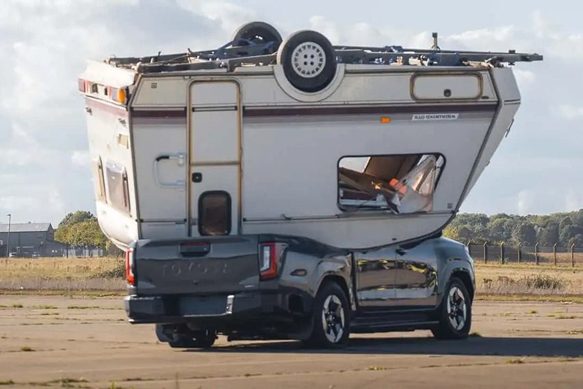 Toyota Hilux EV caravan drop