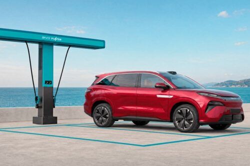 BYD Atto 8 Debut di Paris, SUV Listrik Flagship dengan Teknologi Flash Charging